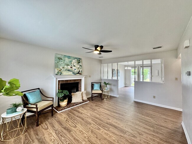 Building Photo - Completely Updated & Ready NOW! New Floori...