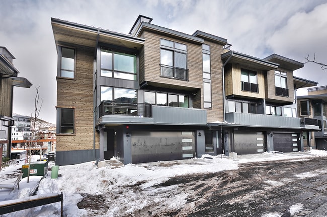 Building Photo - 3471 Ridgeline Dr