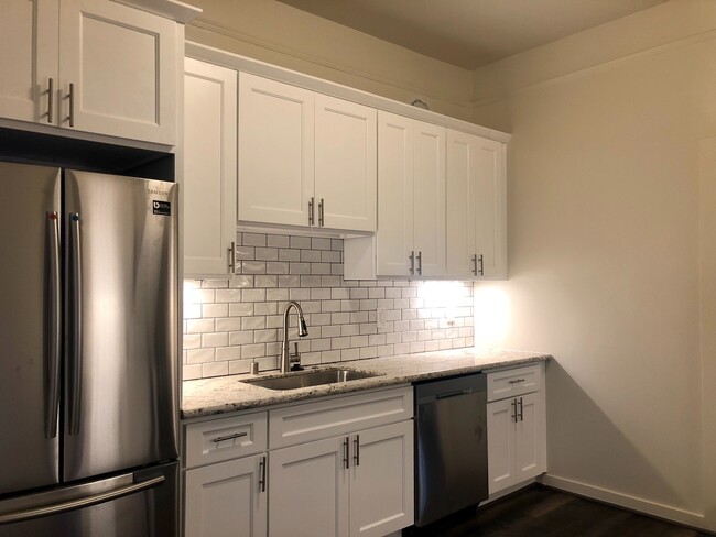 Building Photo - Fully Remodeled 2 Bedroom Located in Downt...