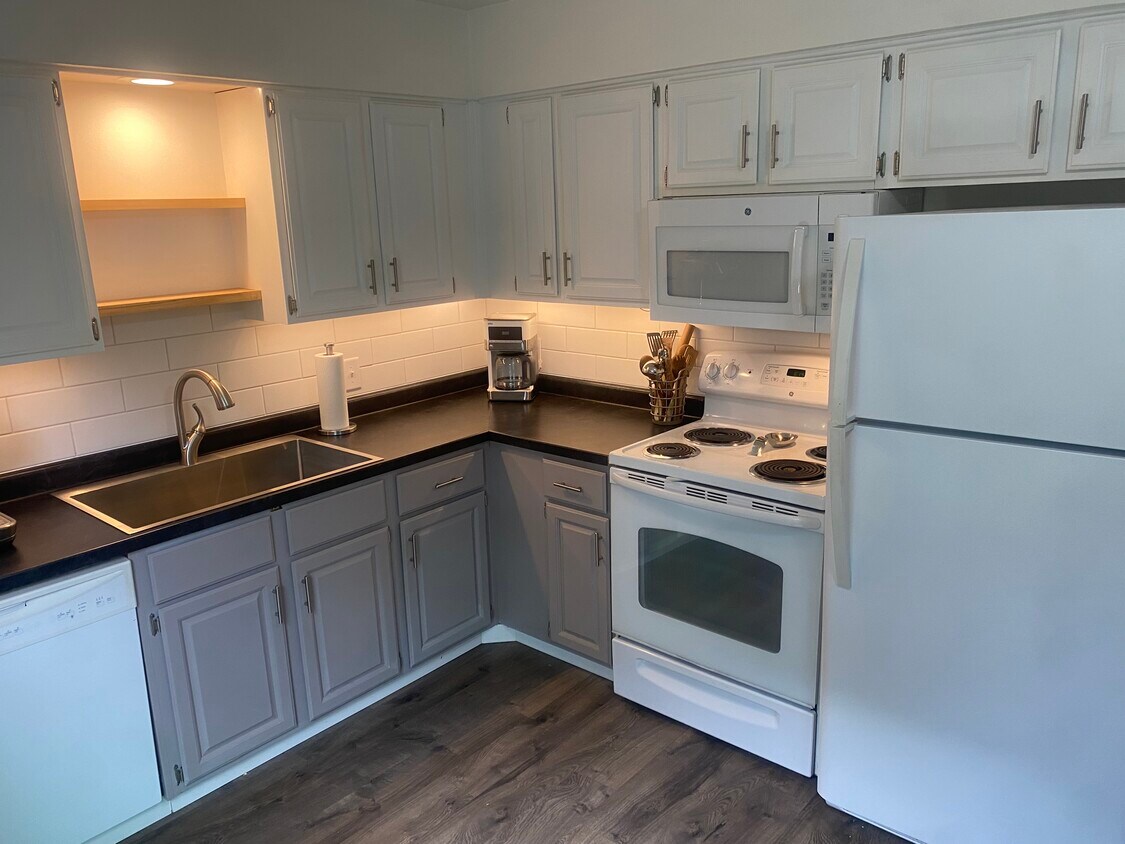 2818 Stoneleigh Dr Unit 2818 Stoneleigh Dr, Lansing, MI 48910