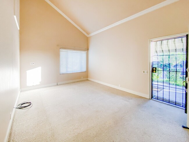 Foto del edificio - Upgraded 2 Bedroom, 1 Bath Corner Unit Vil...