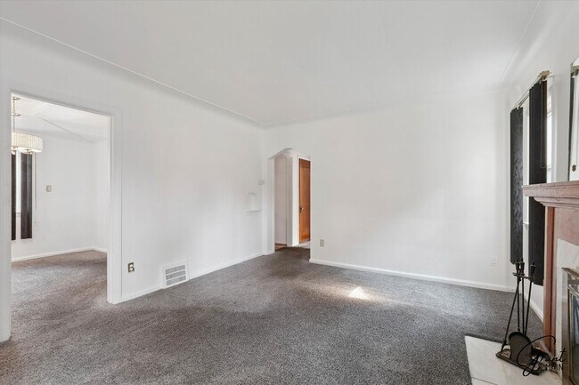 Building Photo - 3 bedroom bungalow $1250