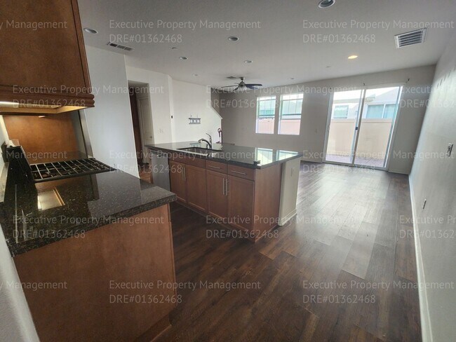 Building Photo - 3 bedroom/ 2.5 bathroom town home located in a secured gated community.