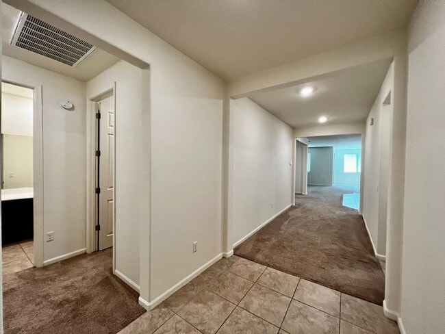 Building Photo - 4 Bedroom Home with 3-Car Garage in Gladde...