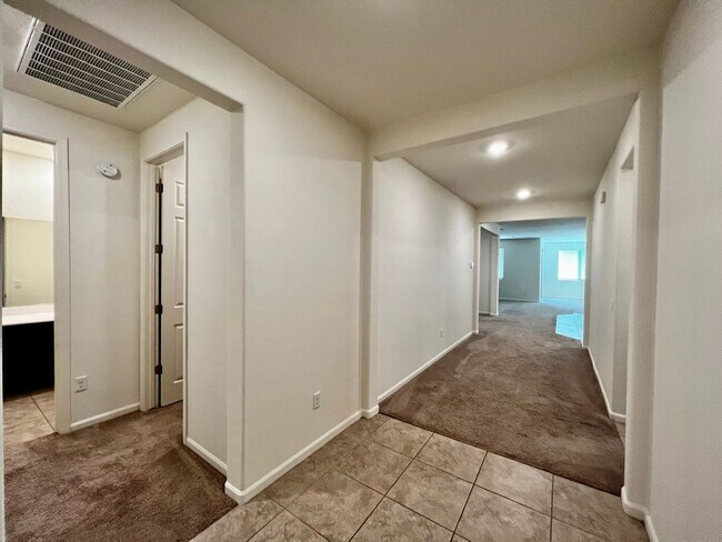 Foto del edificio - 4 Bedroom Home with 3-Car Garage in Gladde...