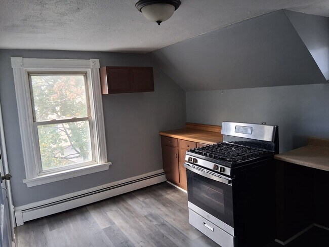 Building Photo - 143 Edgewood St