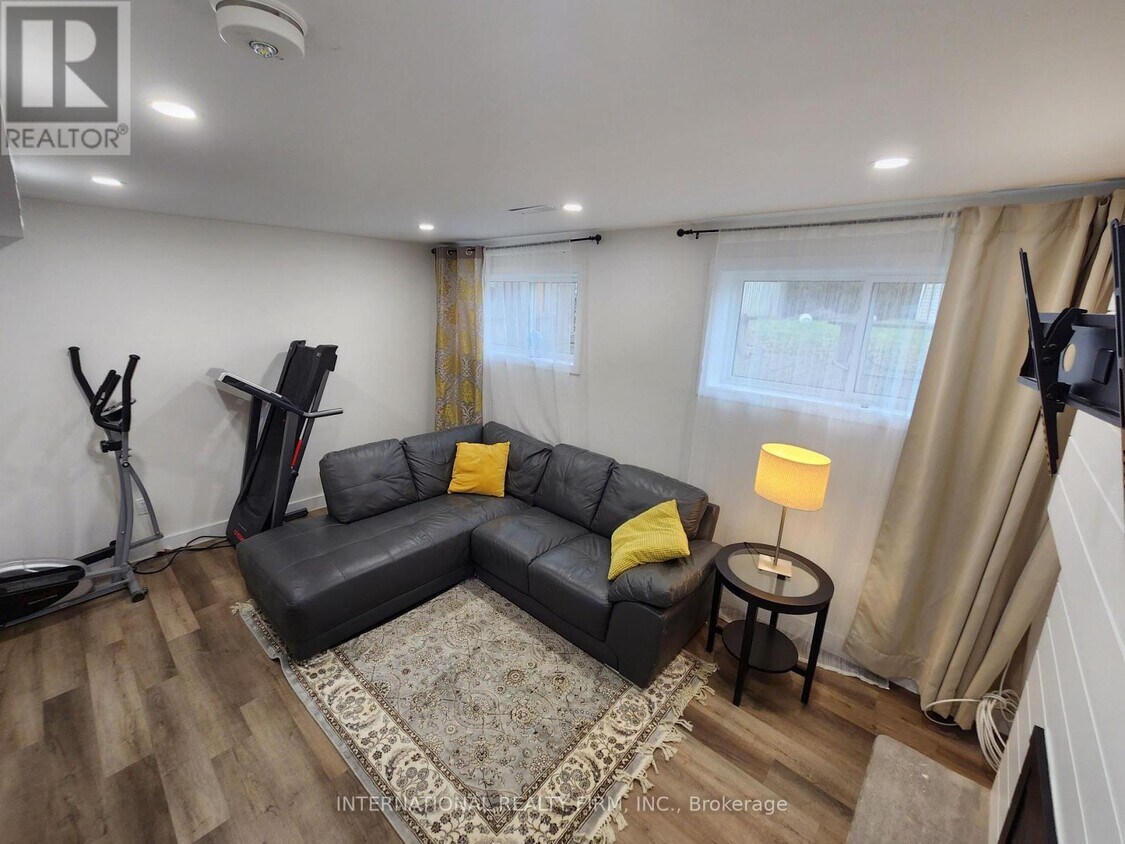 Photo principale - 435 Hansen Rd N