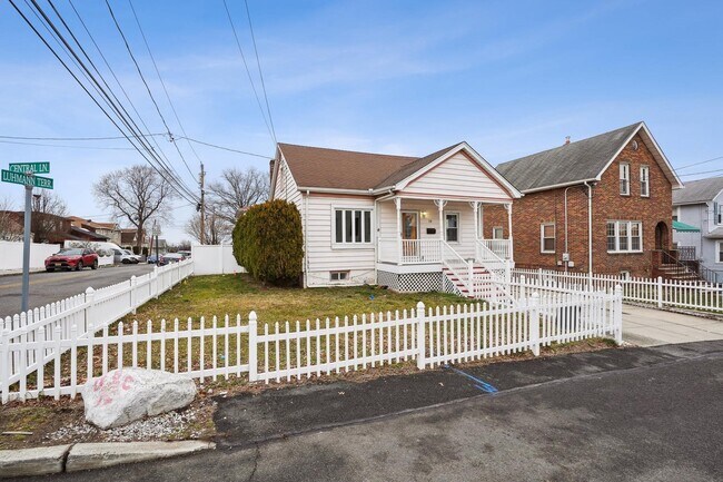 Building Photo - 118 Central Ln