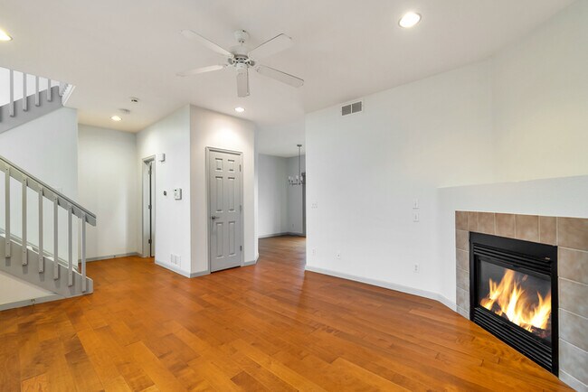 Foto del edificio - 2 Bedroom Condo in Littleton with a Fireplace and 2-car Garage!