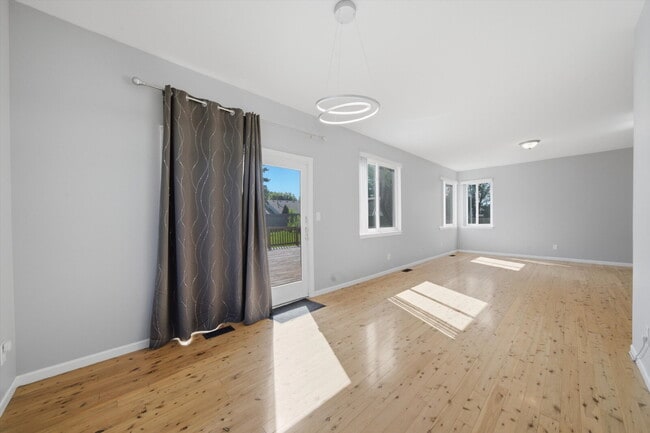 Foto del edificio - Updated Two-Story with Granite Kitchen, Deck, and Fully Fenced Yard