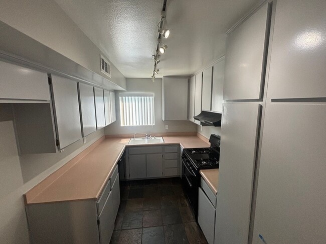 Building Photo - 2 Bedroom Condo for Rent in Canyon Country!
