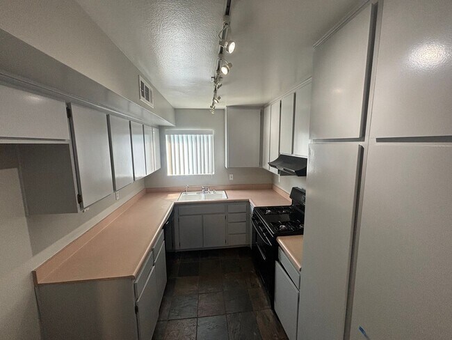 Foto del edificio - 2 Bedroom Condo for Rent in Canyon Country!