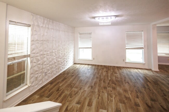 Foto del edificio - 19334 Strathmore Pl Ln