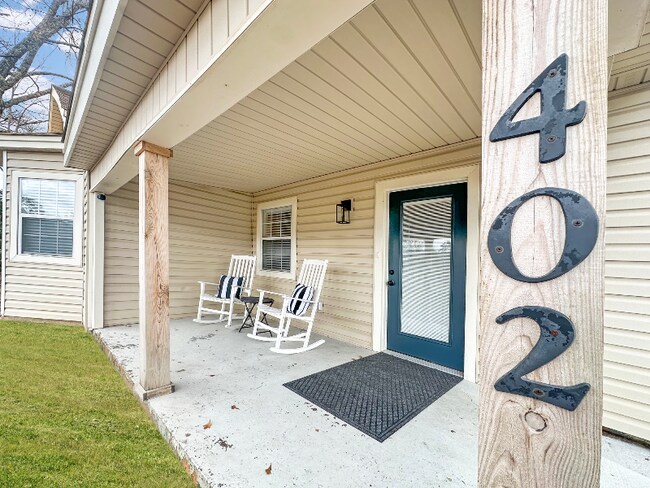 Foto del edificio - 402 Wallace Dean Rd