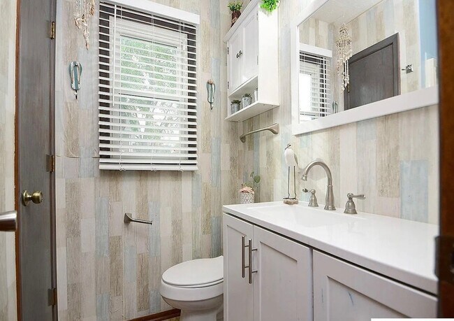 Foto del edificio - 4955 Lakeshore Dr
