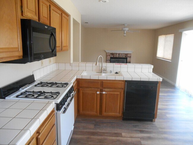 Foto del edificio - Wonderful 3 Bedroom home with 3 car garage.