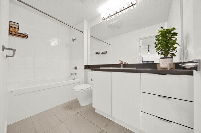 Photo du bâtiment - 2 - Bed + 2 - Bath Condo for Rent in Surrey!