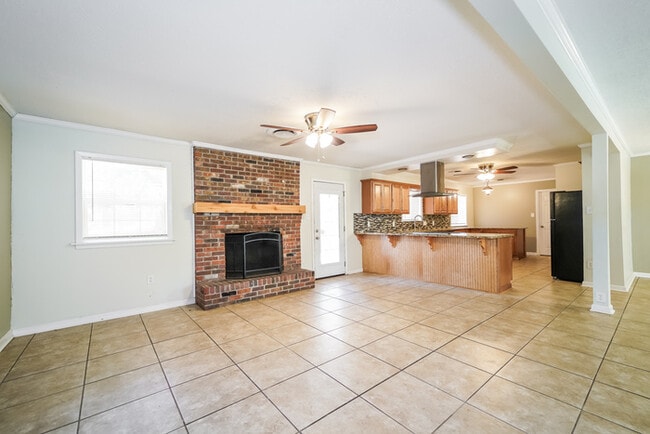 Building Photo - 1215 Rockingham Dr