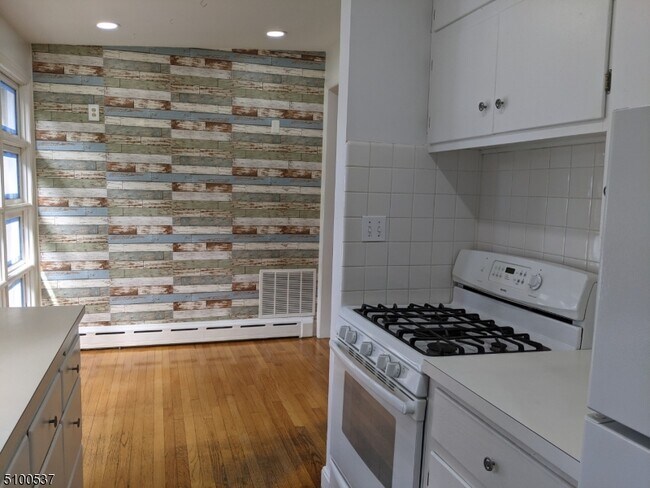 Foto del edificio - 879 Vosseller Ave