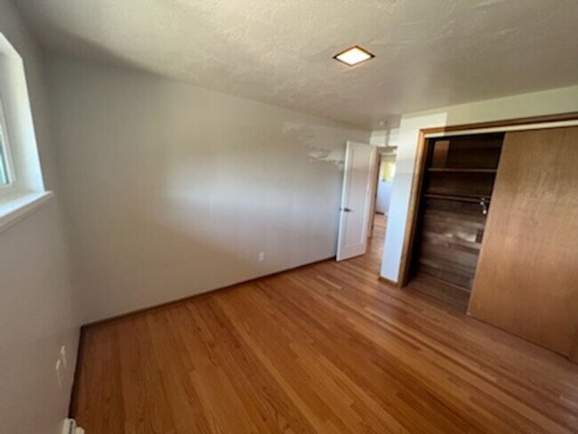 Building Photo - Recently remodeled 3 BR/1 3/4 BA house ava...