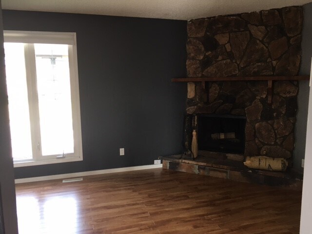 Photo du bâtiment - 3 Bed 1.5 Bath Unit in Olds, AB