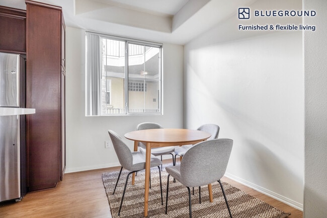 Foto del edificio - 2225 S Beverly Glen Blvd