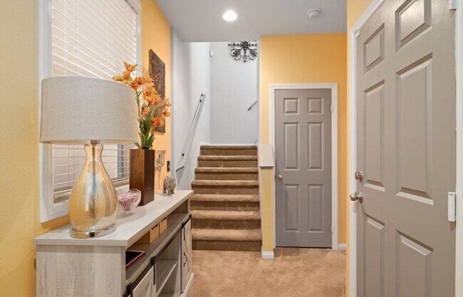 Foto del edificio - 4 Bed, 4 Bath Home with Solar, A/C, Washer/Dryer and 4 Parking Spaces