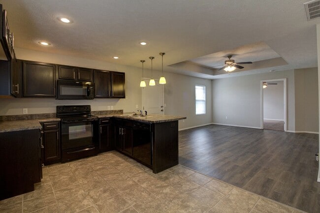 Building Photo - 3 Bedroom 2 Bathroom Home