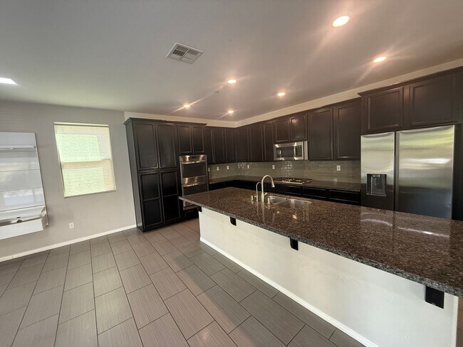 Foto del edificio - 24122 Village Cir Dr
