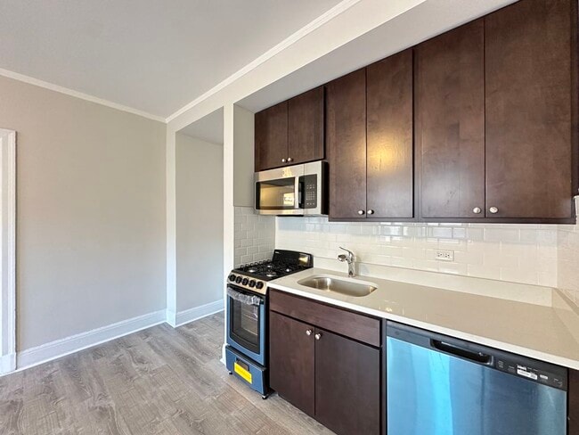 Building Photo - 3335 W Diversey Ave