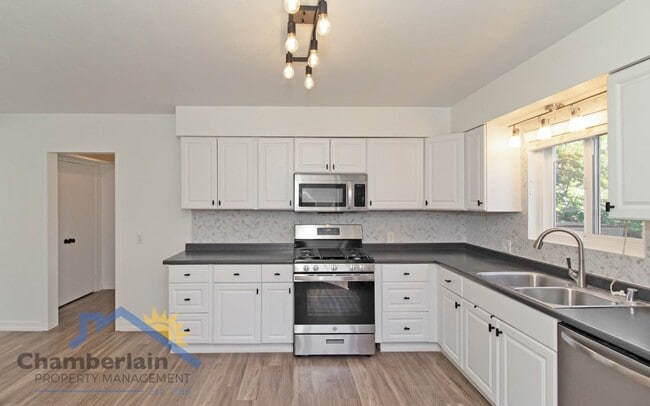 Building Photo - 2 Bedroom/1 Bathroom Coastal Leucadia Duplex!