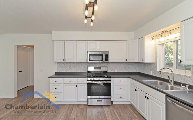 Foto del edificio - 2 Bedroom/1 Bathroom Coastal Leucadia Duplex!