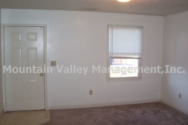 Building Photo - 1374 Reservoir St
