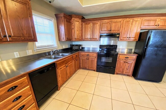 Foto del edificio - Spacious 2BR/2BA Duplex Near McNeese
