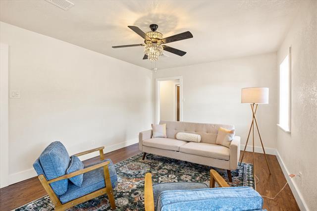 Foto del edificio - 201 E 3rd St