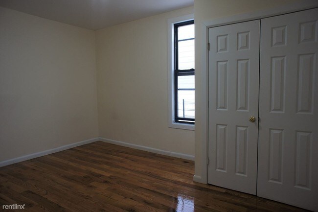 Building Photo - 5 br, 1 bath  - 766 Jackson Ave