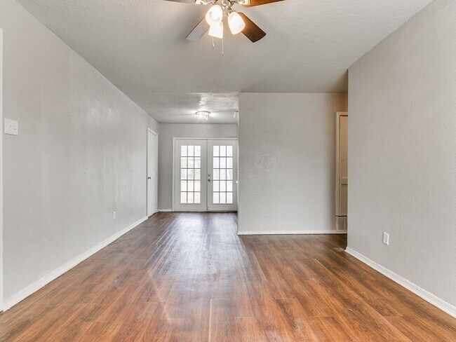 Foto del edificio - 4BD/1BTH home in MWC Easy Access to Tinker...