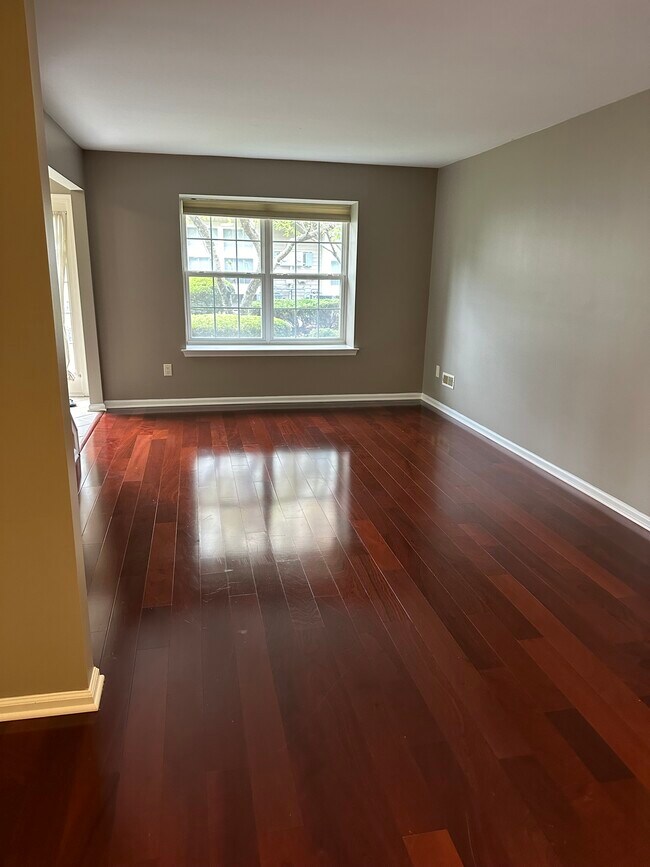 Building Photo - 2205 Gramercy Way