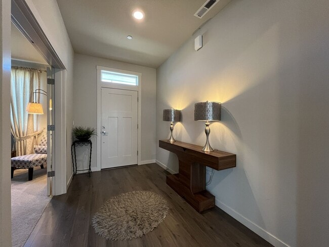 Foto del edificio - Spacious 5BR Home Near Mountainside High School with Loft, Balcony & Large Kitchen