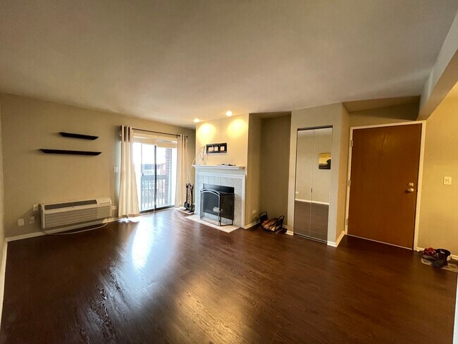 Building Photo - 800 N Lakeside Dr