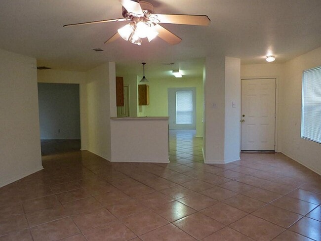 Foto del edificio - 16342 Blue Rock Springs Dr
