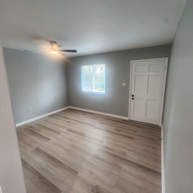 Building Photo - 108 Lindsay St