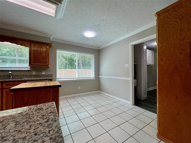 Building Photo - 17 N Linnwood Dr