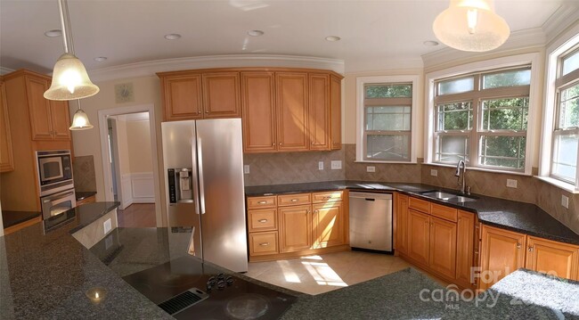 Building Photo - 743 Irish Green Dr