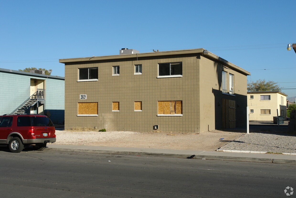 Building Photo - 2921 Elm Ave