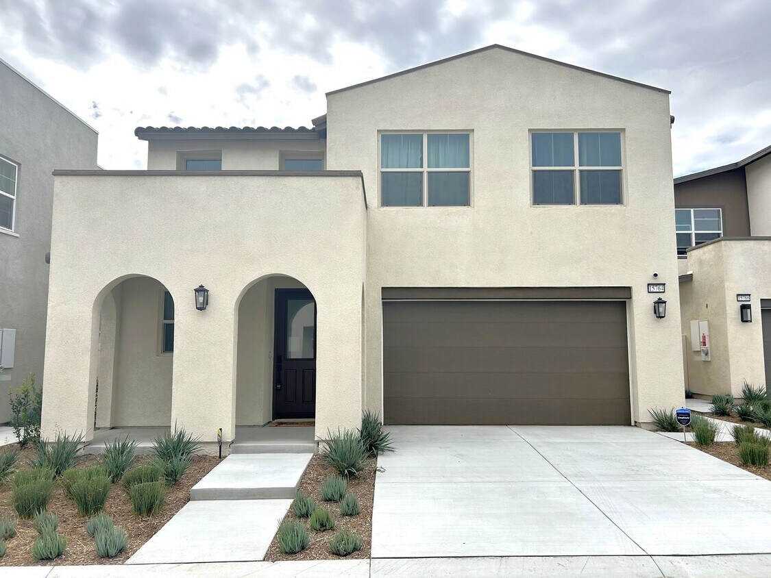 Foto principal - Caterpillar Dr Fontana, 92336 (3 bed, 2.5 ...