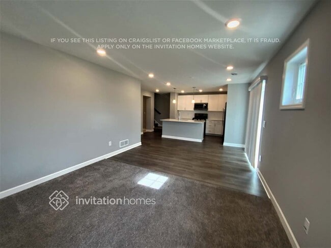 Building Photo - 10922 Glacier Ln N