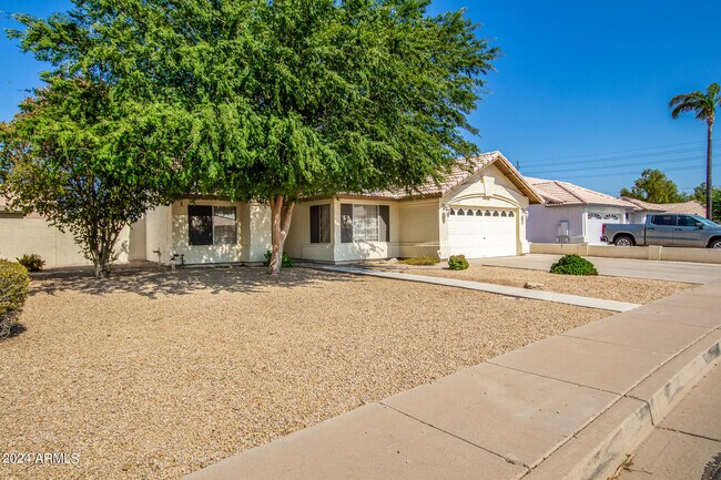 Foto del edificio - 831 N Swallow Ln