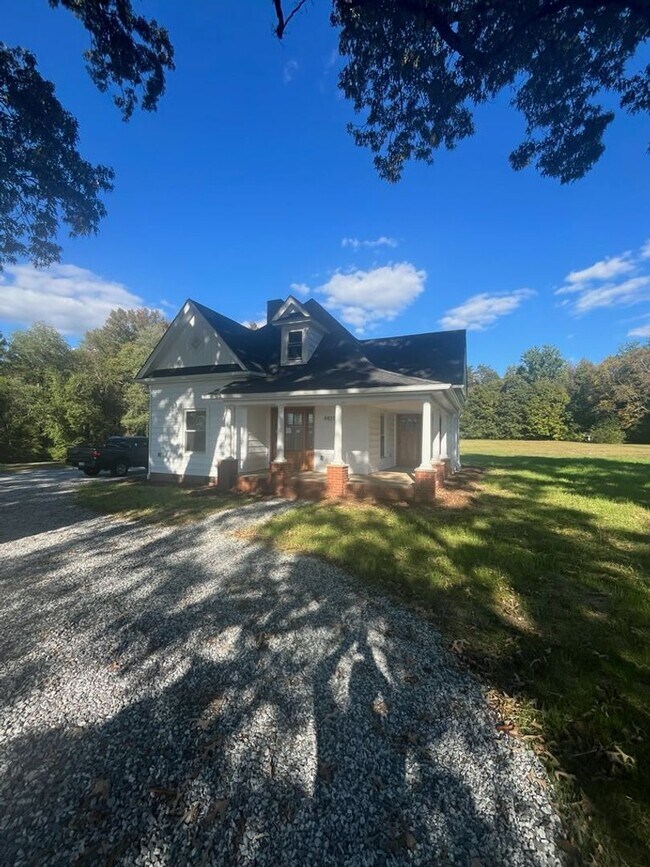 Foto del edificio - Modern Farmhouse for Rent in Browns Summit NC