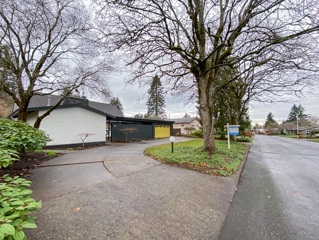 Building Photo - Beautiful 3 Bed + 2.5 Bath Remodeled Mid-C...